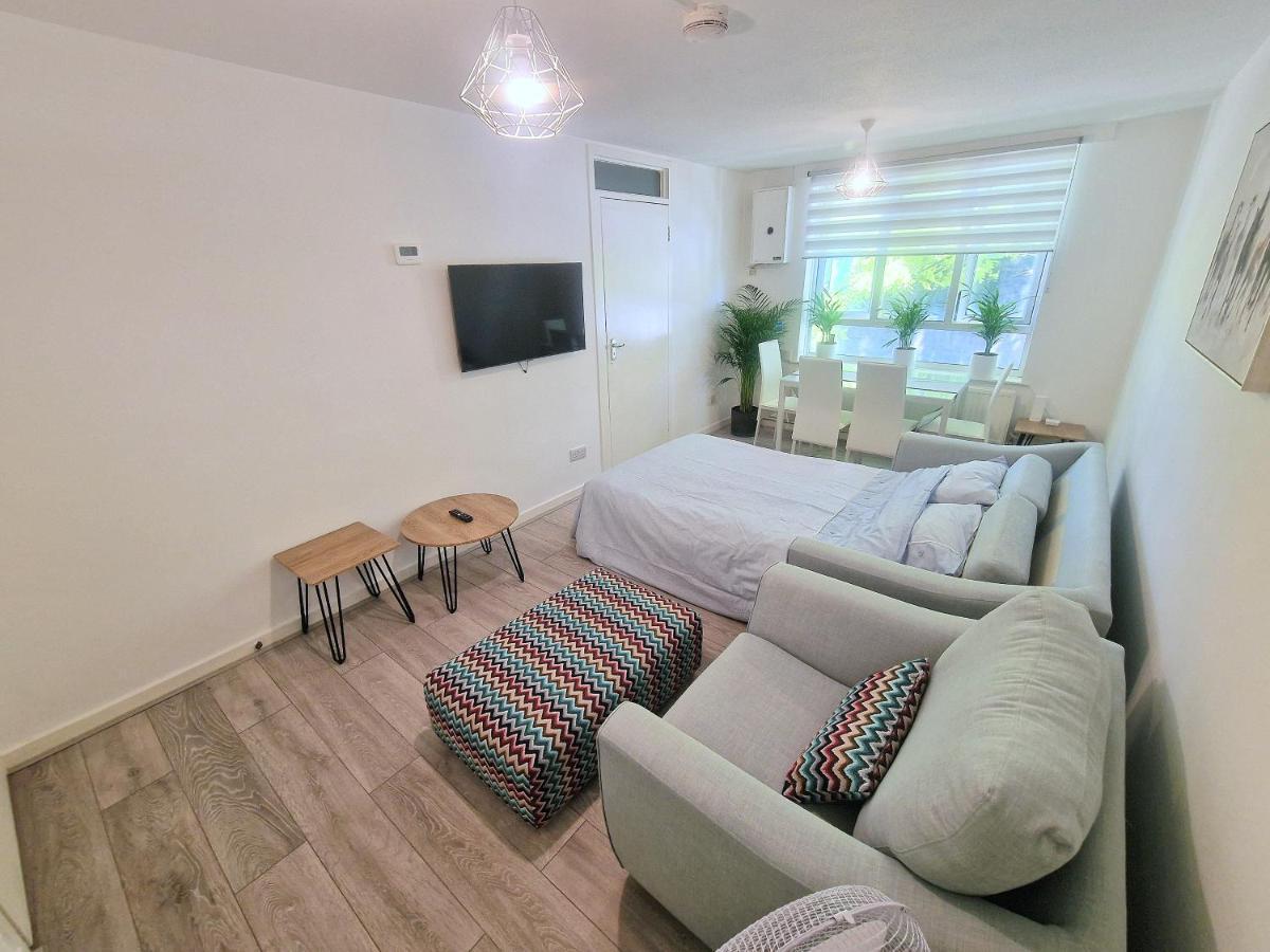 Flat In Battersea, 5 Minutes From Clapham Junction Station Apartment London Bagian luar foto